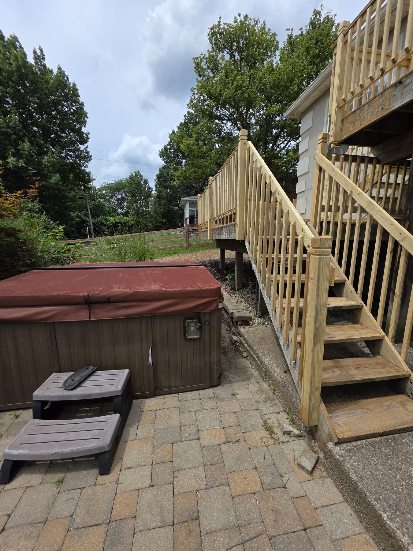 Side view of the completed deck stairs and railings